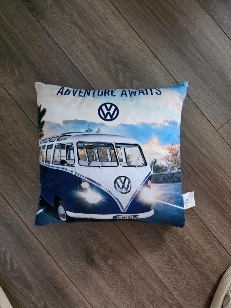 Volkswagen Kussen 40x40 cm - Adventure Awaits Camper Van, Ophalen of Verzenden