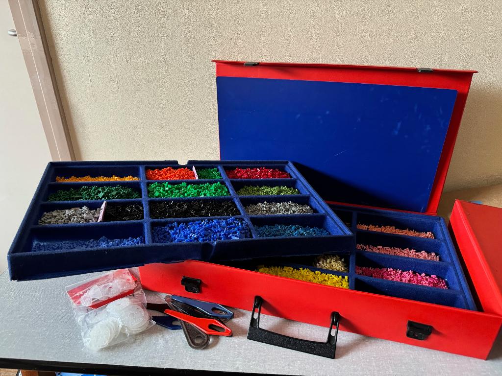 Mooie KOFFER VOL Ministeck op kleur gesorteerd + toebehoren, Hobby en Vrije tijd, Ministeck, Zo goed als nieuw, Losse ministeck of Strip