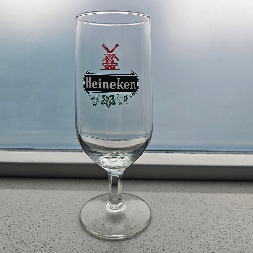 Heineken glas op voet met molen in logo, Verzamelen, Biermerken, Ophalen of Verzenden, Nieuw, Glas of Glazen, Heineken