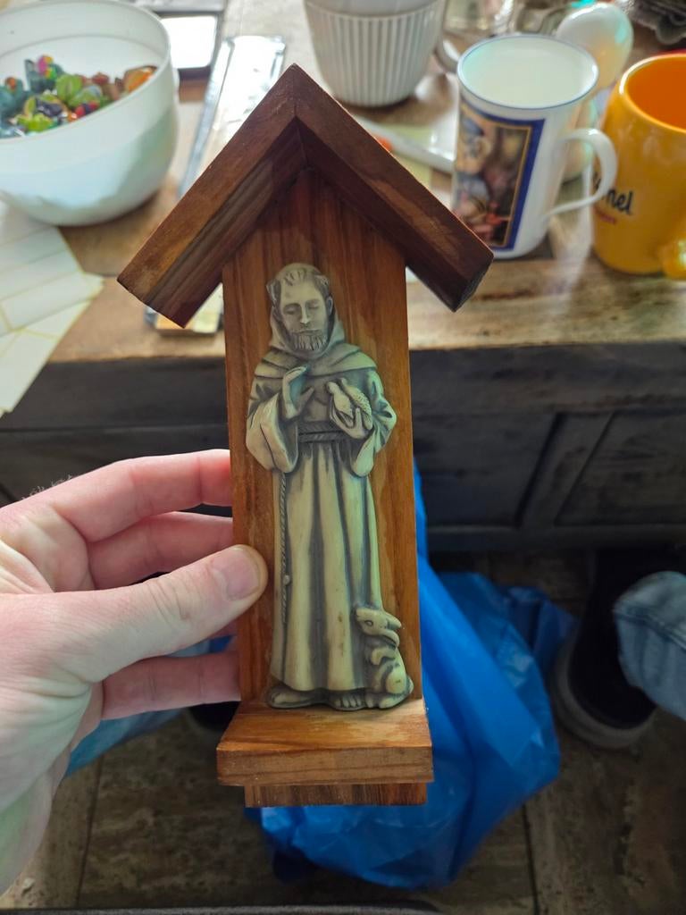 Houten beeldje van een monnik met een konijn, Ophalen of Verzenden