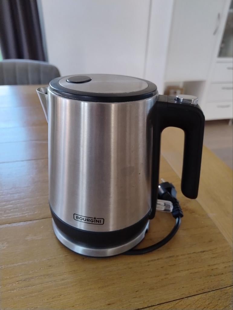 Compacte waterkoker, ideaal voor caravan of camping, Minder dan 1 liter, Ophalen of Verzenden, Gebruikt, Rvs