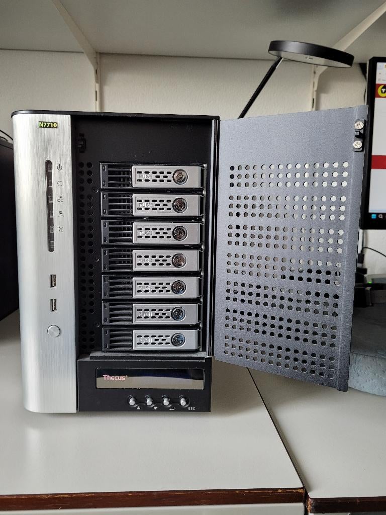 Thecus N7710 NAS, Computers en Software, Dockingstations, Ophalen, Docking station, Thecus, Zo goed als nieuw