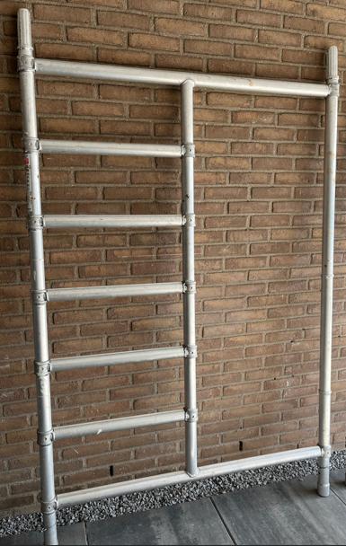 Skyworks doorloopframe 2 mtr hoog en 135 cm breed nieuwstaat, Ophalen, Zo goed als nieuw, Rolsteiger of Kamersteiger, Minder dan 2 meter