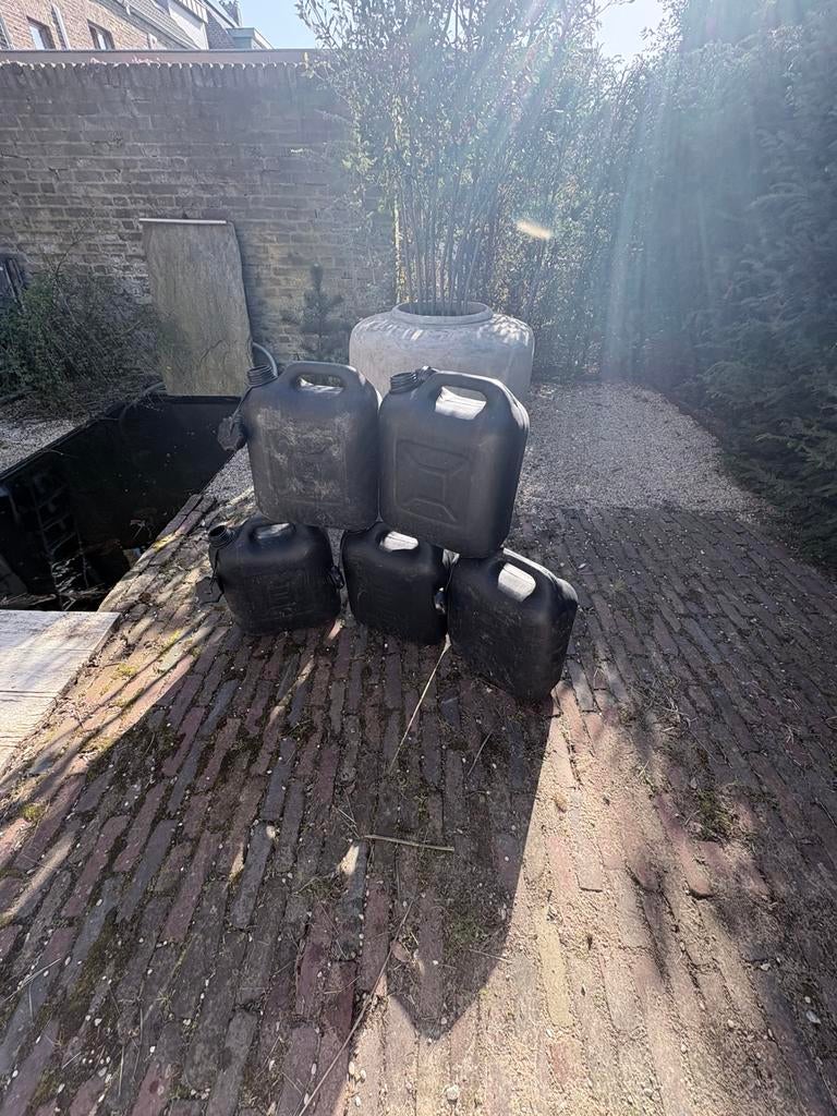 Jerry can(s), Ophalen, Nieuw