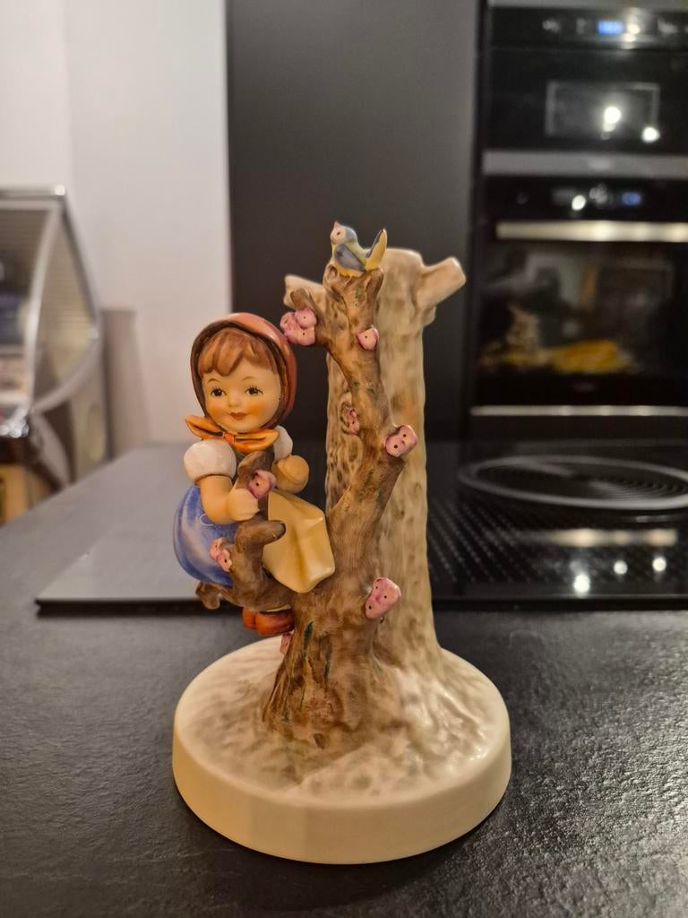 Hummel beeldje meisje in boom met vogel, Verzamelen, Ophalen of Verzenden