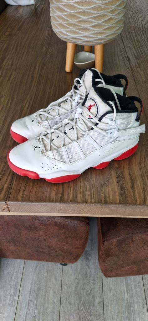 Mooie jordan 6 rings wit rood mt 45, Sport en Fitness, Basketbal, Ophalen of Verzenden, Zo goed als nieuw, Schoenen