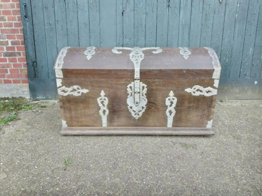 Antieke eiken dekenkist met ijzerbeslag, Ophalen