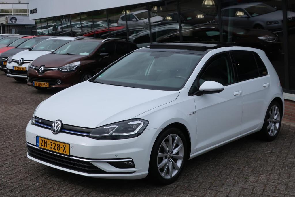 Volkswagen Golf 1.5 TSI Highline 7.5 2e EIG_LED_PANO_GR-NAVI, Voorwielaandrijving, Euro 6, 4 cilinders, Wit