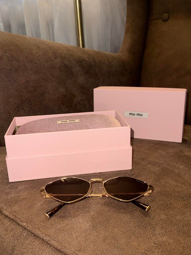 Miu Miu Zonnebril - Elegant en Stijlvol, Sieraden, Tassen en Uiterlijk, Zonnebrillen en Brillen | Dames, Overige merken, Zonnebril
