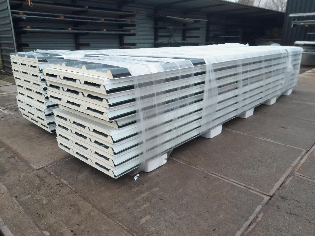 sandwich dakpanelen antraciet nieuw voor € 23,- m² ex btw, Doe-het-zelf en Verbouw, Platen en Panelen, 20 tot 50 mm, Nieuw, Ophalen of Verzenden