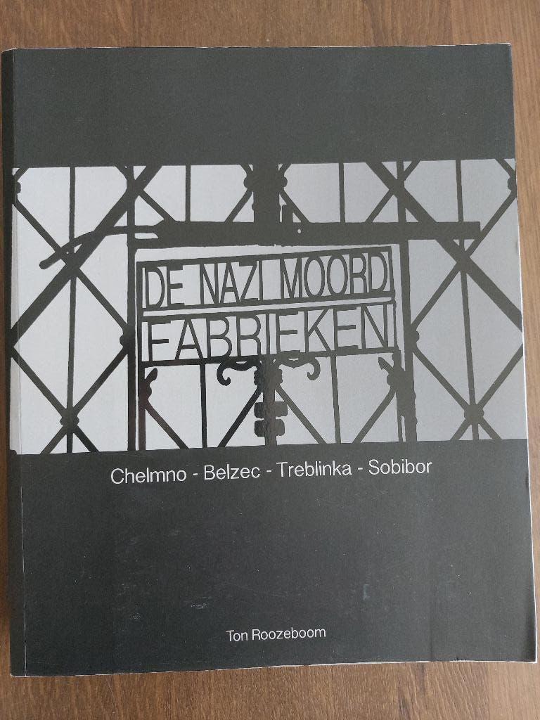 De Nazi Moord Fabrieken - Ton Roozeboom, Ophalen of Verzenden, Tweede Wereldoorlog, Zo goed als nieuw, Overige onderwerpen