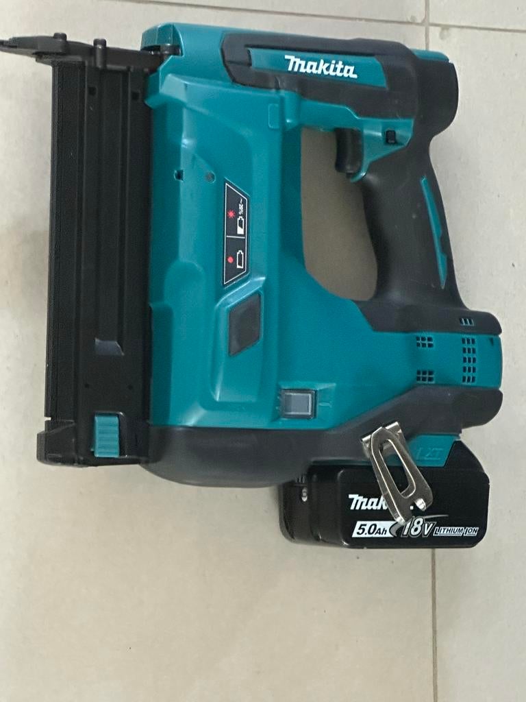 Makita Tacker DBN500 18V met accu, Doe-het-zelf en Verbouw, Gereedschap | Handgereedschap, Ophalen of Verzenden, Zo goed als nieuw