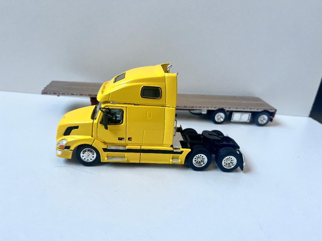 Gele Amerikaanse Volvo met platte trailer van Tonkin, Ophalen of Verzenden, Nieuw, Bus of Vrachtwagen, Overige merken