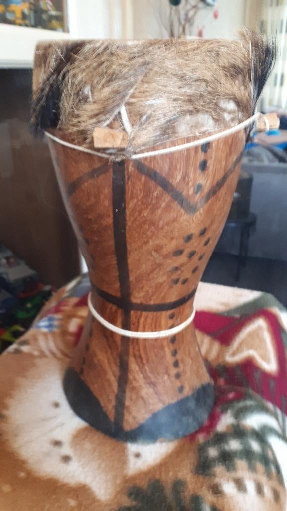 vintage kleine djembe trommel zie de foto's is 28 cm hoog, Muziek en Instrumenten, Ophalen, Gebruikt, Trommel