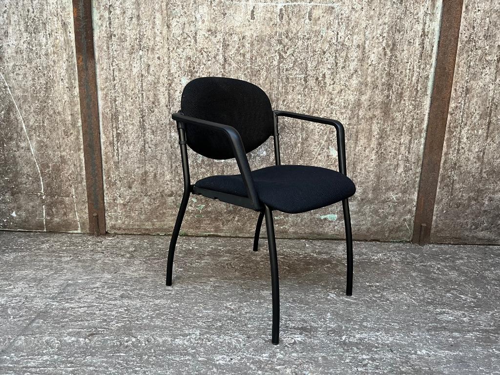 Wendy P vergaderstoel met armleuningen - Black Edition, Huis en Inrichting, Stoelen, Stof, Zwart, Nieuw, Ophalen of Verzenden