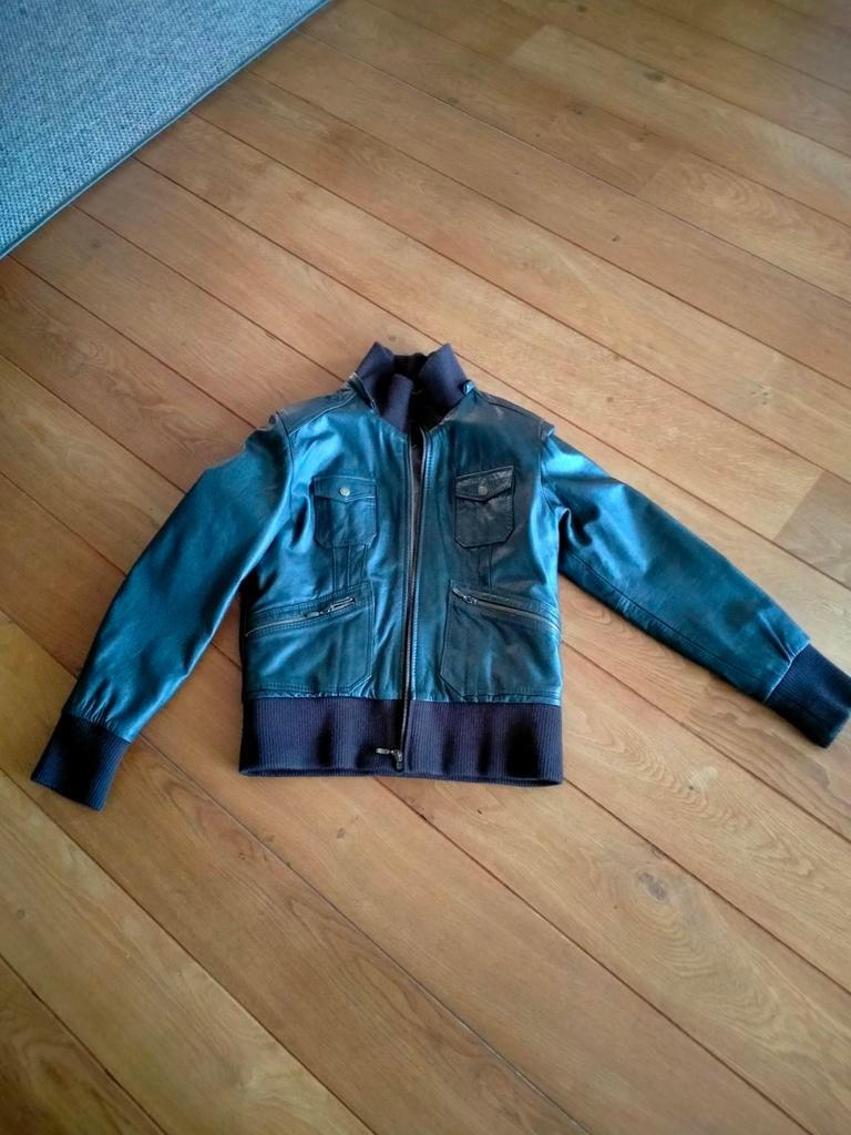 Kort lederen jas, Ophalen