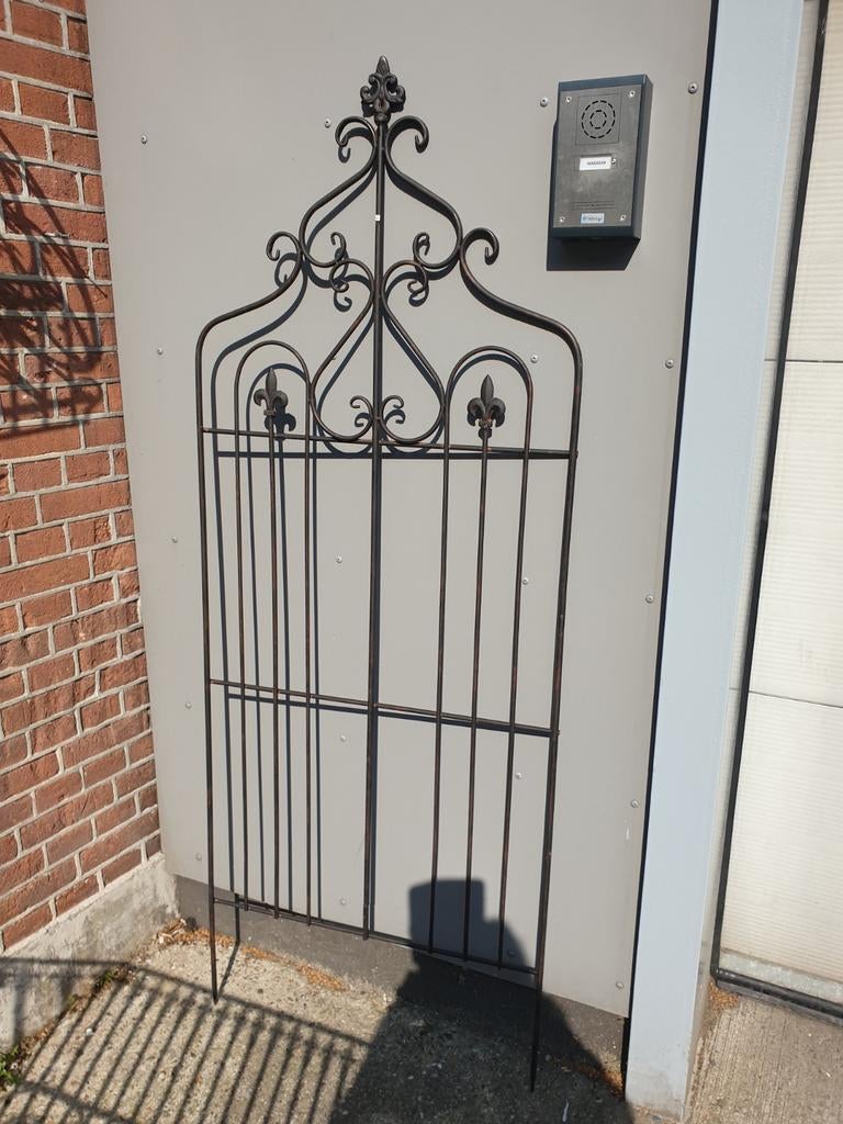 Hoog metalen sierhekwerk met Franse lelie decoratie, Tuin en Terras, Tuinhekken en Hekwerk, Ophalen of Verzenden, Nieuw, IJzer