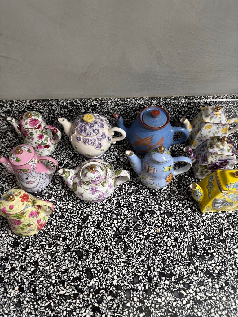 Verzameling van 10 decoratieve mini theepotjes, Keramiek, Overige typen, Ophalen of Verzenden, Zo goed als nieuw