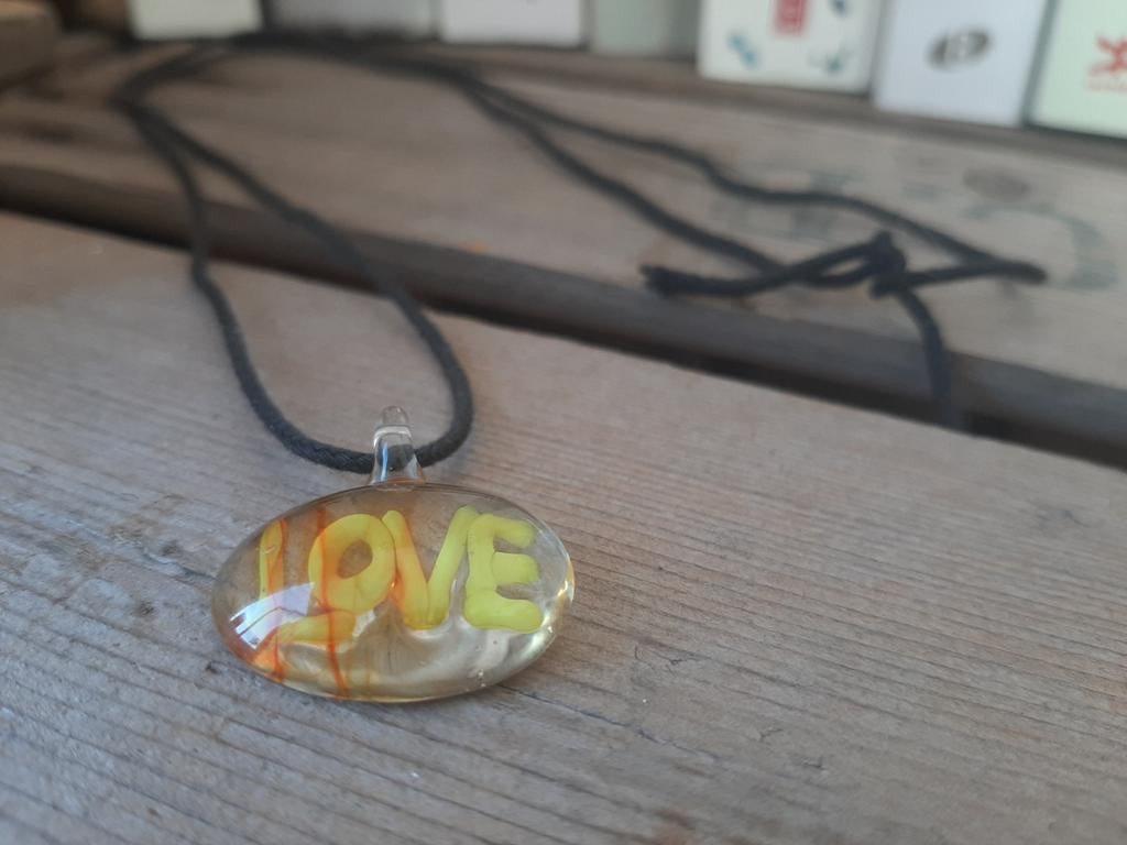 Ketting met glazen hanger 'Love' liefde alternative, Ophalen of Verzenden, Zo goed als nieuw