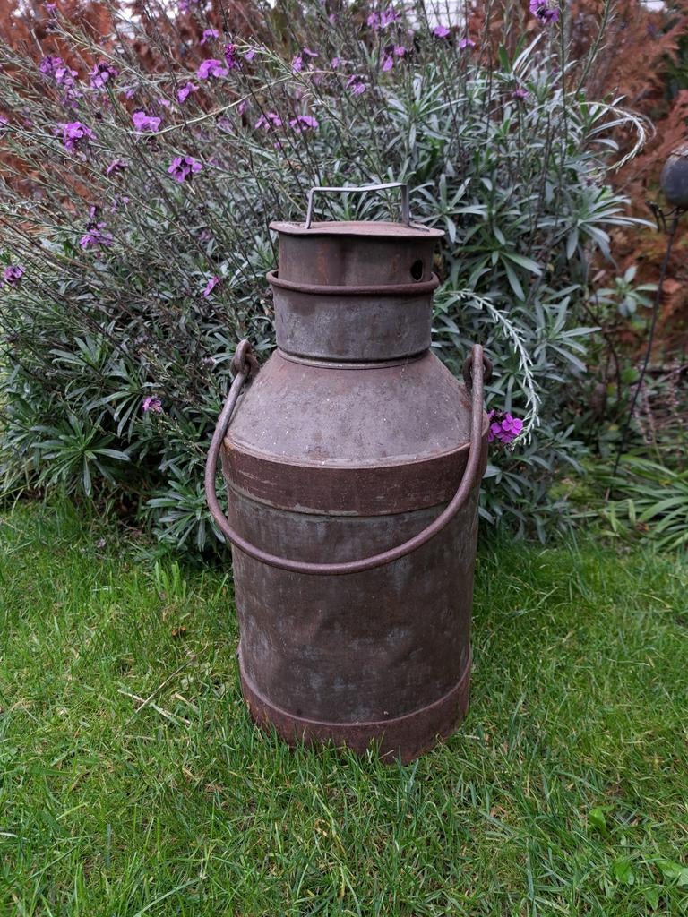 Oude ijzeren melkbus, hoogte 42 cm met deksel, Ophalen of Verzenden