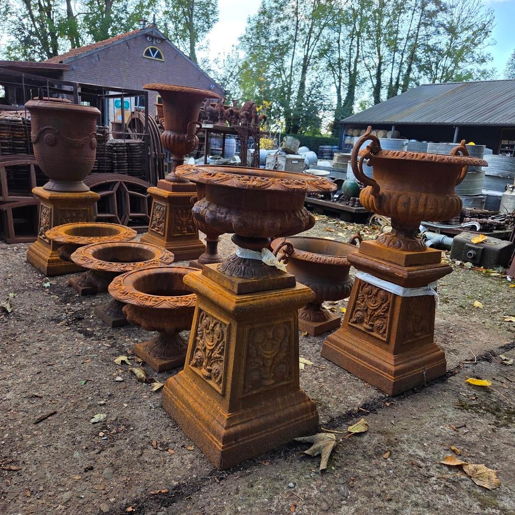 Gietijzeren vaas,vazen,beeld,rek,pomp sokkels,decoraties,enz, Ophalen