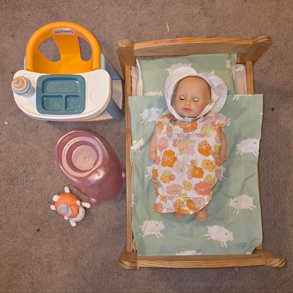 Grote pop met bed, potje eetstoel en spulletjes, Kinderen en Baby's, Speelgoed | Poppen, Ophalen, Zo goed als nieuw, Babypop