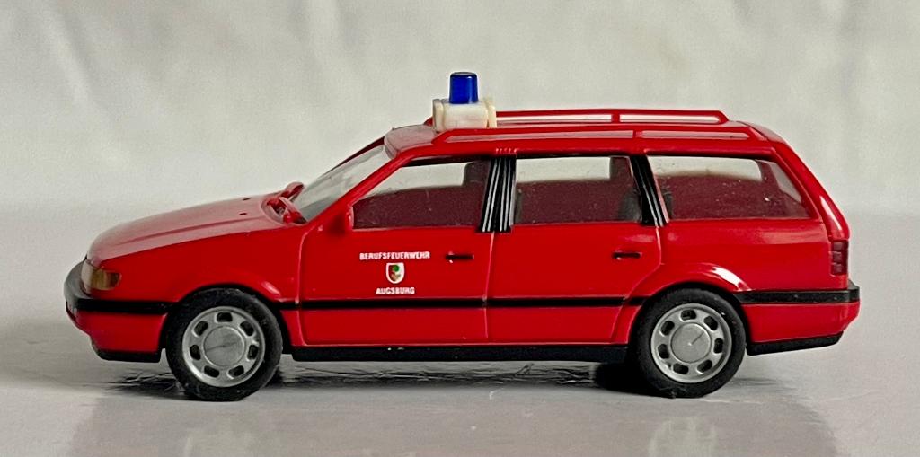 Herpa: VW Passat Variant brandweer Augsburg, Hobby en Vrije tijd, Modelauto's | 1:87, Ophalen of Verzenden, Zo goed als nieuw