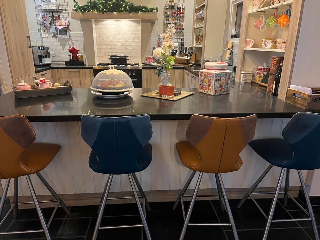 4 draaibare XOOON-krukken te koop.In 2 verschillende kleuren, Huis en Inrichting, Barkrukken, Gebruikt, 60 tot 90 cm, Met voetsteun