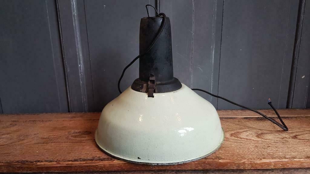 Mintgroene emaille vintage fabriekslamp industrieel, Huis en Inrichting, Lampen | Hanglampen, Minder dan 50 cm, Glas, Ophalen of Verzenden