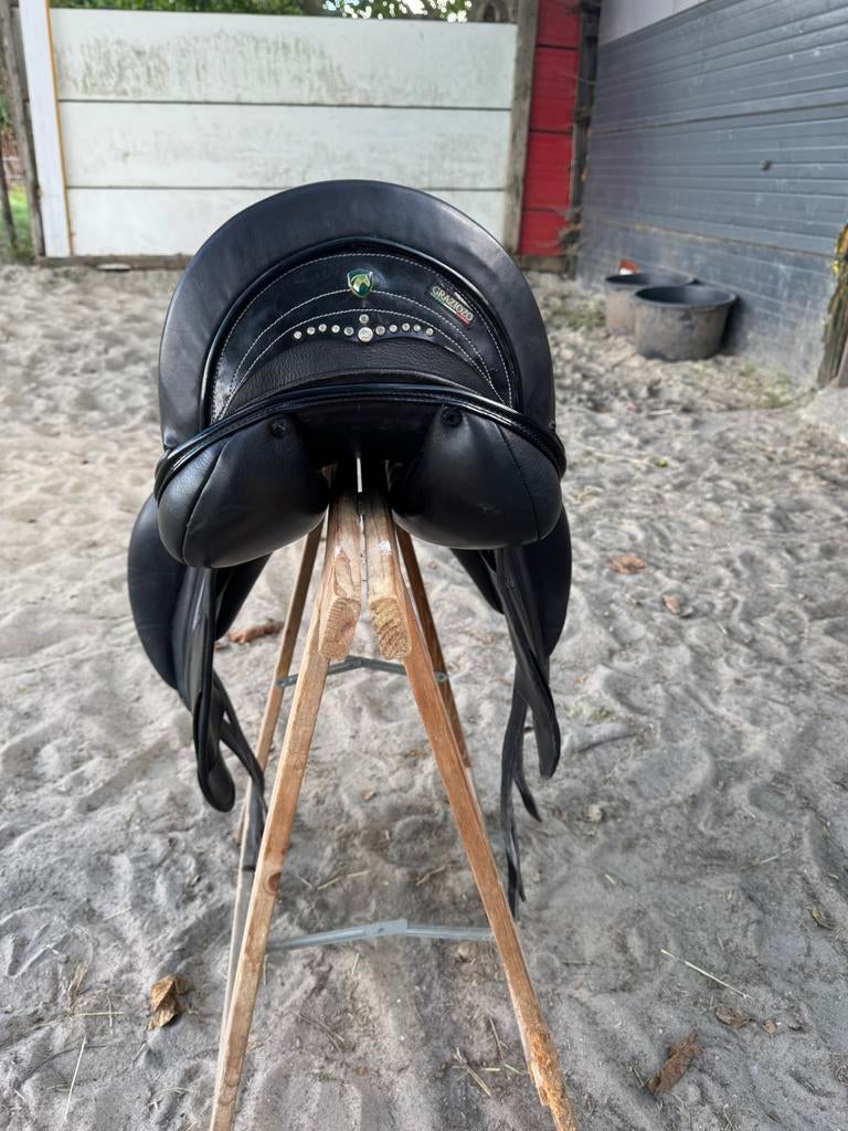 Graziozo Domenico dressuurzadel 17 inch – luxe uitvoering, Dieren en Toebehoren, Paarden en Pony's | Zadels, Ophalen, Zo goed als nieuw