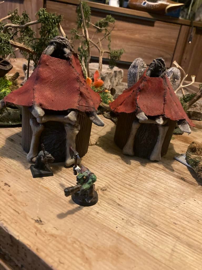 Miniatuur Ork Hutten Jungle Thema warhammer dnd, Gebruikt, Warhammer, Ophalen of Verzenden, Geverfd