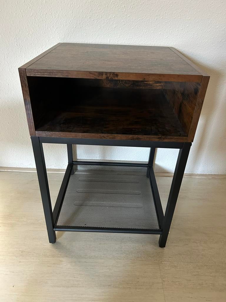 Nachtkastje met open vak en metalen frame, Huis en Inrichting, Slaapkamer | Nachtkastjes, Ophalen, Minder dan 45 cm, 55 tot 70 cm