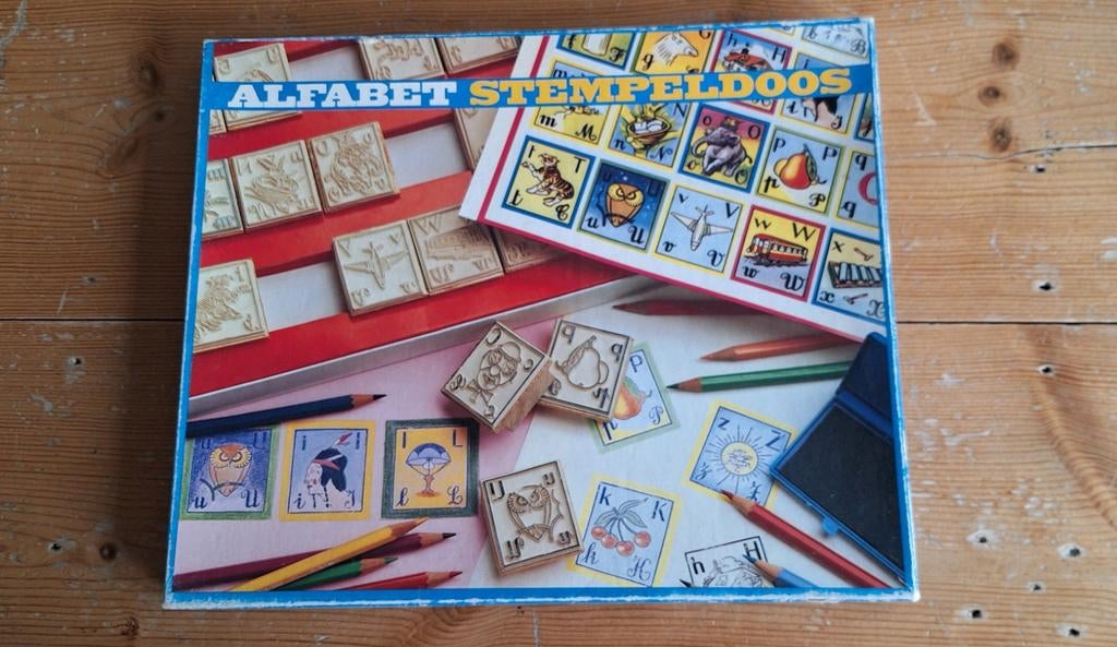 Vintage Alfabet Stempeldoos - 26 Stempels, Hobby en Vrije tijd, Stempelen, Ophalen of Verzenden, Gebruikt, Houten stempel