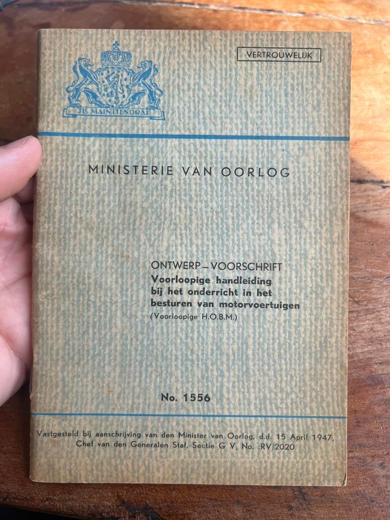 KL KNIL Voorschrift Chauffeur Motorvoertuigen AAT 1947, Verzamelen, Verzenden, Nederland, Embleem of Badge