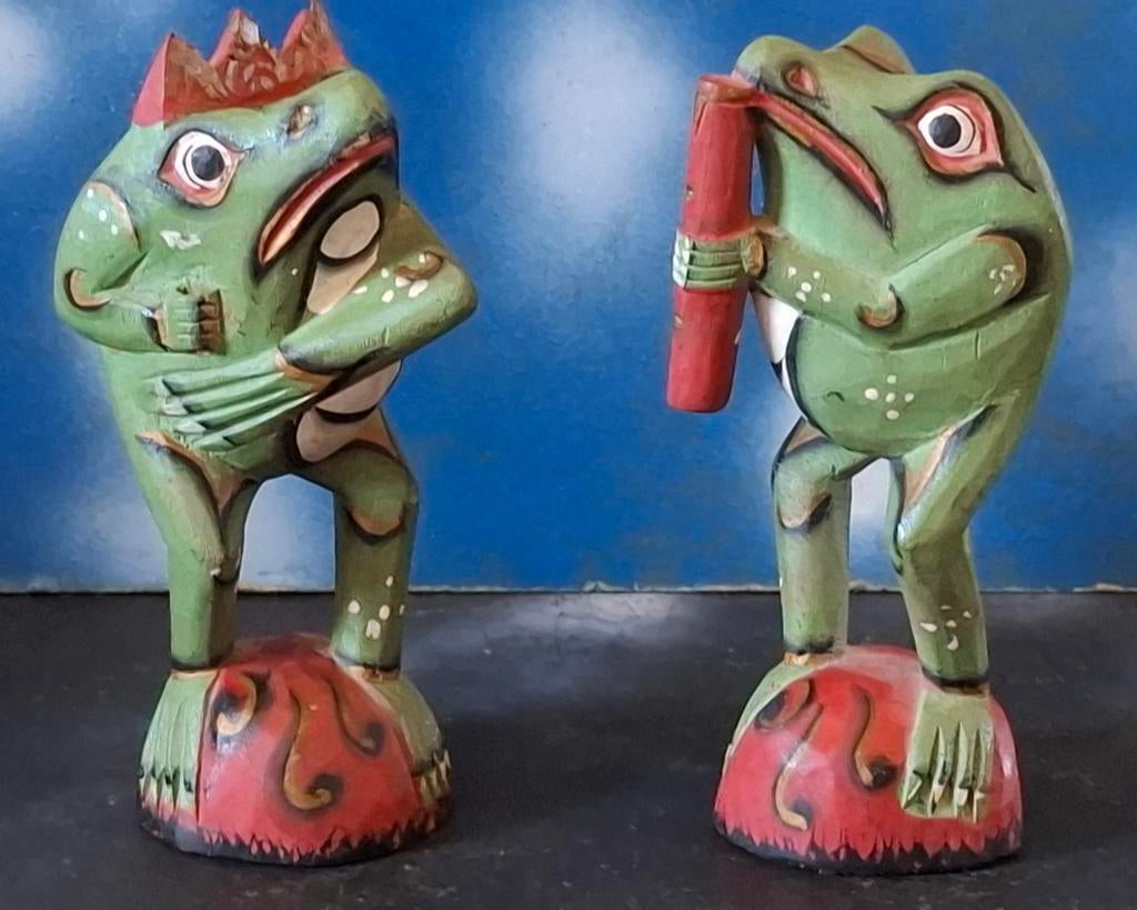 Kikkers. Hout.  2 st. Handmade/handpainted. 16 cm., Antiek en Kunst, Ophalen