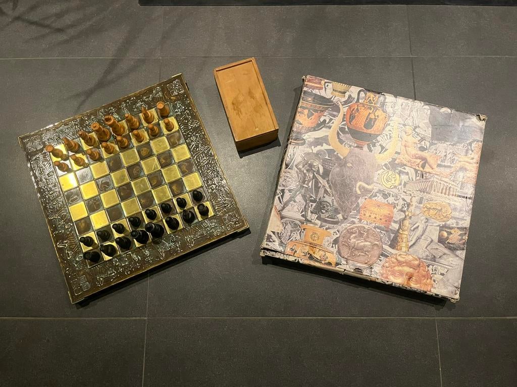 BRONZEN SCHAAKBORD MET HOUTEN STUKKEN (SOUVENIRS ITEM), Hobby en Vrije tijd, Gezelschapsspellen | Bordspellen, Ophalen of Verzenden