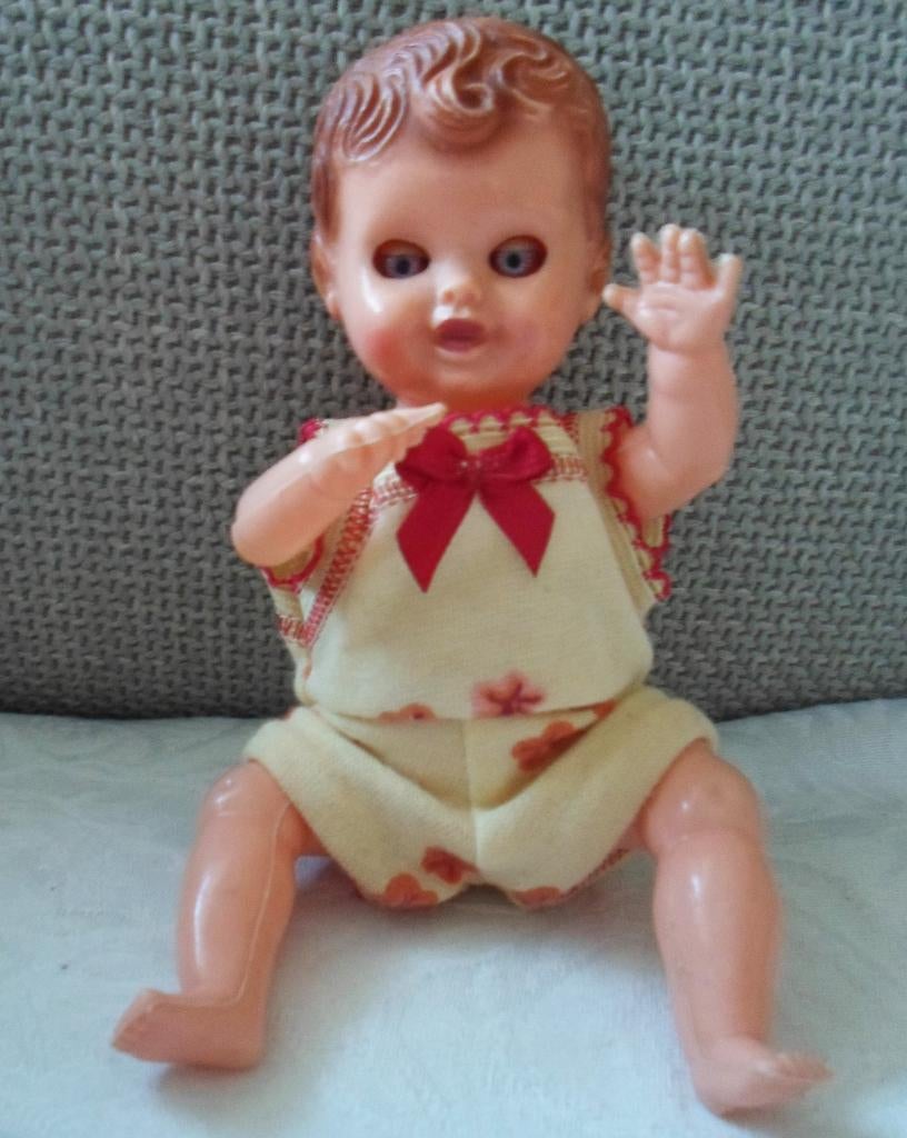 Baby popje. Jaren '60. Gemodellerd bruin krulletjes haar., Verzamelen, Poppen, Ophalen of Verzenden, Zo goed als nieuw, Pop