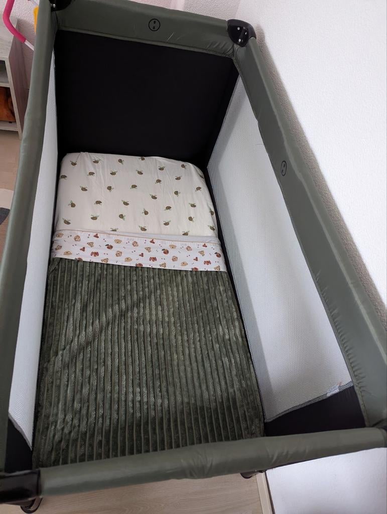 Campingbedje met extra matrasje en klamboe, Ophalen