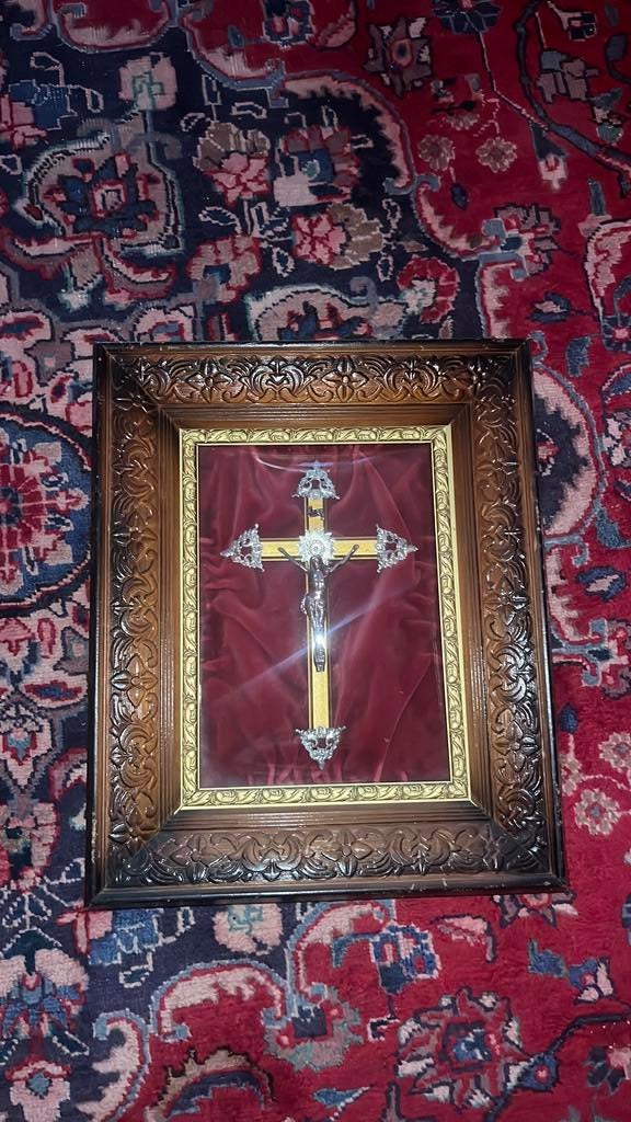 Kruis in glazen lijst, Ophalen