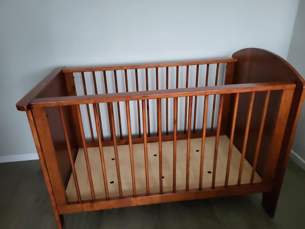 Houten ledikant met matras, dekbed en hoeslakens, Ophalen