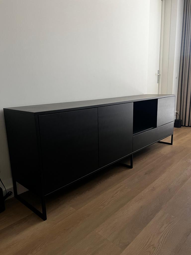 Zwart eiken dressoir van Goossens, Huis en Inrichting, Kasten | Dressoirs, Ophalen, Eikenhout, Zo goed als nieuw, 200 cm of meer