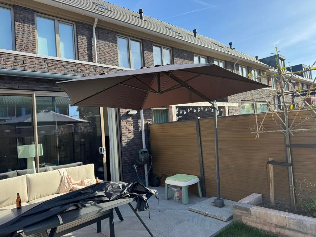 Luxe zweefparasol Ø2.9m + granieten voet (90kg), Ophalen, Zo goed als nieuw, Zweefparasol