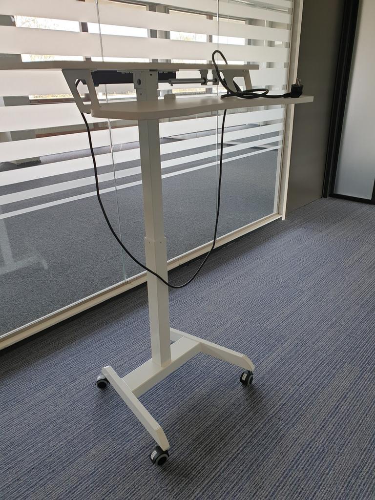 Mobiele werkplek. Verrijdbaar buro., Huis en Inrichting, Bureaus, Ophalen, In hoogte verstelbaar