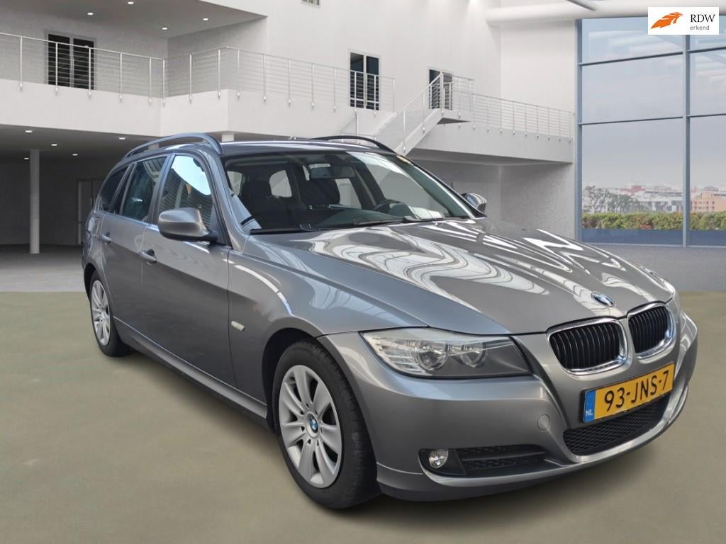 BMW 3-serie Touring 318i Business Line NAVI PSENSOR CRUISE 2, Achterwielaandrijving, Origineel Nederlands, Handgeschakeld, Grijs