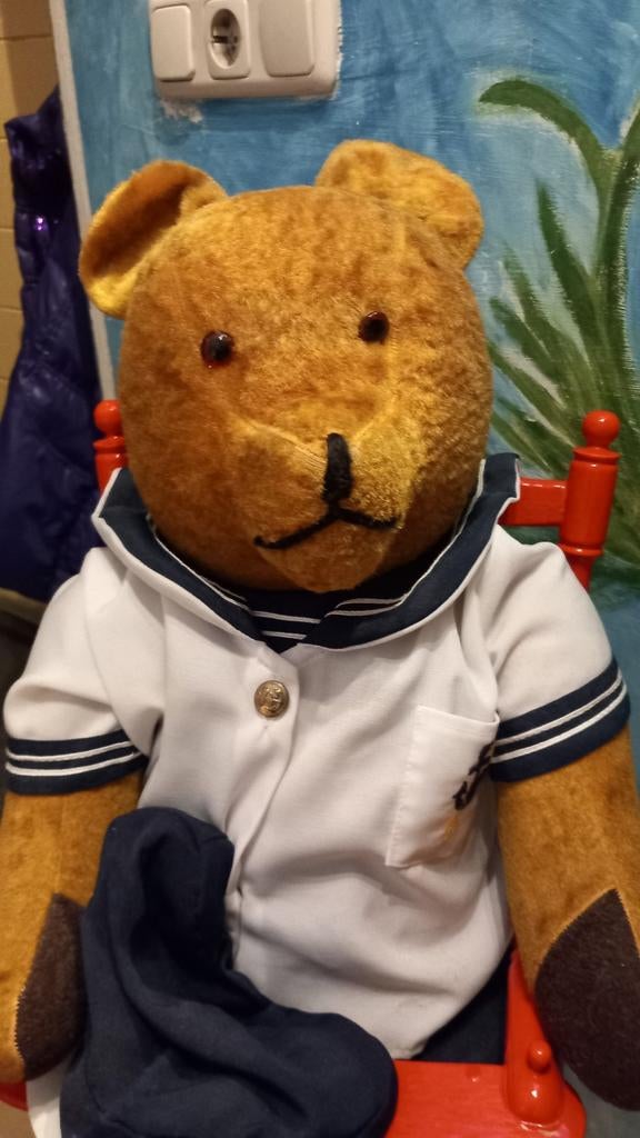 Oude beer met stoeltje, Ophalen of Verzenden, Gebruikt, Stoffen beer, Overige merken