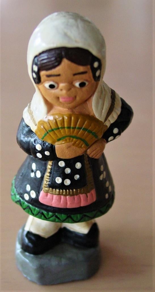 vintage beeldje van klei Spaanse dame Salamanca klederdracht, Verzamelen, Beelden en Beeldjes, Ophalen of Verzenden, Zo goed als nieuw
