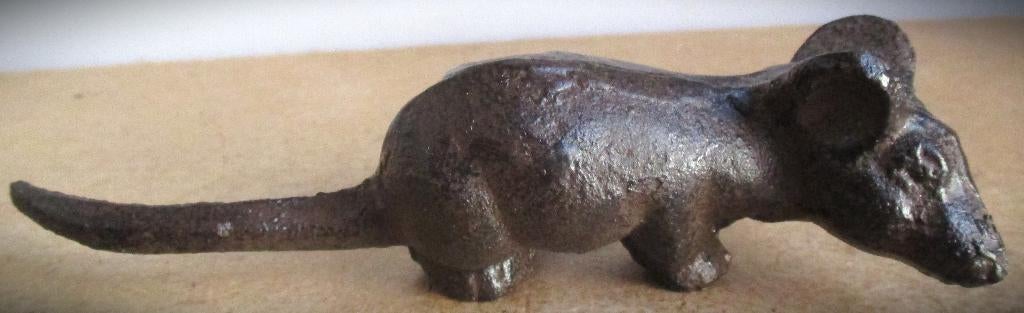 Muis~Gietijzeren Muisje~Voor tuin of paperweight~IJzer, Ophalen of Verzenden, Zo goed als nieuw, Wild dier, Beeldje of Figuurtje