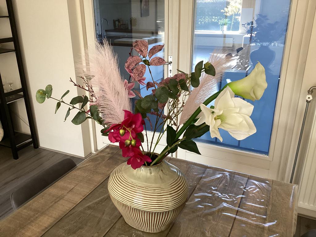 Intratuin vaas met kunstbloemen, Ophalen of Verzenden, Zo goed als nieuw