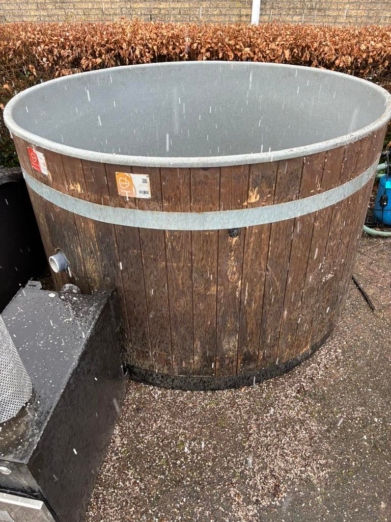 2e hands gebruikte kirami hottub - zie website gebruikt hout, Ophalen, 7921AE, Fast Fair b.v., Zo goed als nieuw