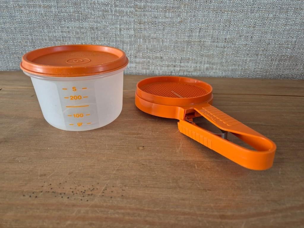 Tupperware knijpzeef met opvangbakje 450ML en deksel Oranje, Huis en Inrichting, Keuken | Tupperware, Ophalen of Verzenden, Zo goed als nieuw